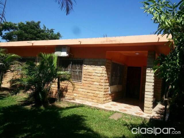 Casa con techo de losa en perfecto estado #430927  en Paraguay