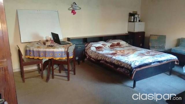 En Lambaré en Bo San Isidro. Habitación grande 5x4 para persona sola y sin mascota c Baño, Garage p Auto yo Moto, c Entrada totalmente independiente. Excelente ubicación. — foto 2
