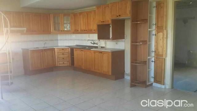 VENDO CASA VIVIENDA FAMILIAR TIPO DEPARTAMENTO EN MARIANO ROQUE ALONSO. SUPERFICIE DE CONSTRUIDA 408.mts. — foto 2