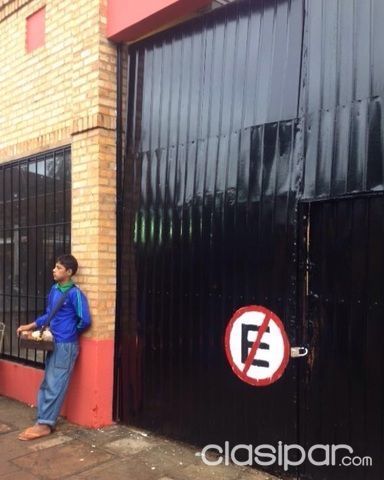 Salón Comercial en el microcentro de Ciudad del Este con estacionamiento — foto 2