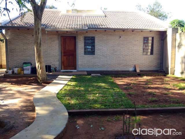Casa con hermoso patio y árboles con terreno totalmente amurallado — foto 2