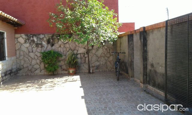 Hermosa casa de dos plantas con quincho en Luque — foto 3