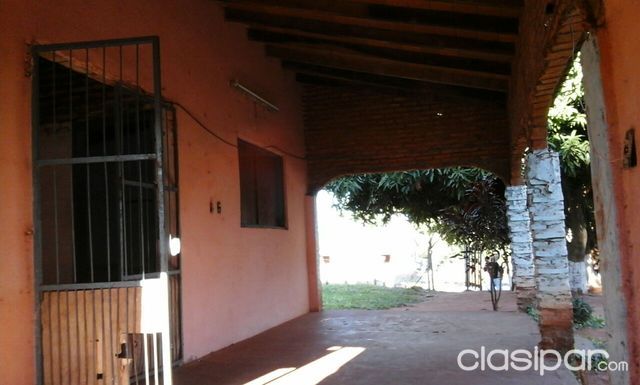 CASA CON BAÑO, CORREDOR Y HERMOSO JARDÍN — foto 2