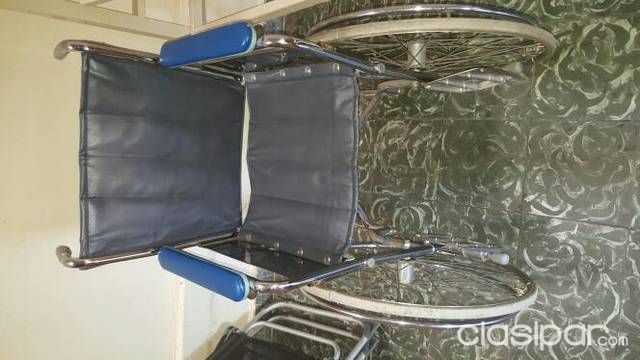 Cama de enfermos y silla de ruedas — foto 2