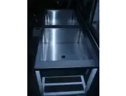 ¡< FABRICAMOS muebles, mesadas, bachas y estantes de acero inoxidable para uso comercial, gastronomico y para laboratorios