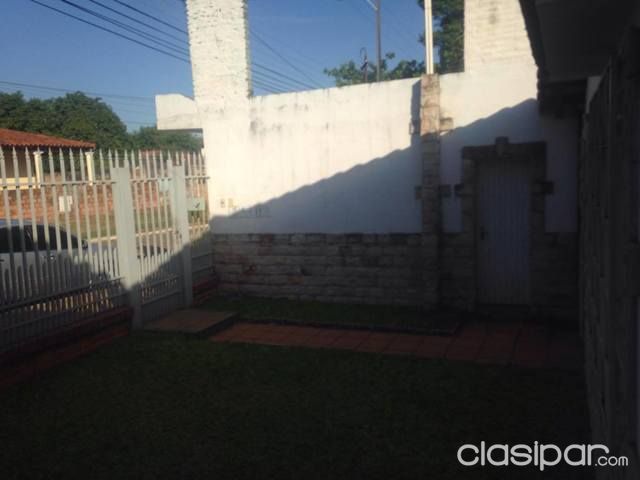 OFERTO CASA DE GRANDES DIMENSIONES EN ZONA TERMINAL DE OMNIBUS — foto 3