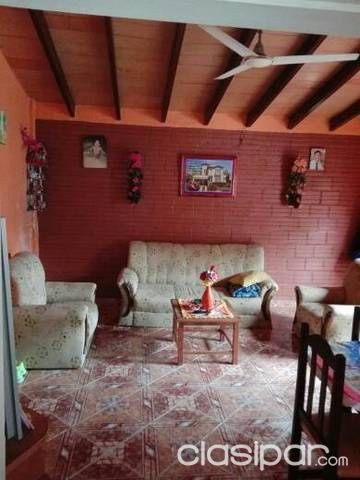 Hermosa casa de dos plantas, sobre asfalto — foto 2