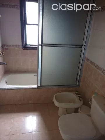 EN BARRIO SAN VICENTE, CASA EN TRES NIVELES, A UNA CUADRA Y MEDIA DE FELIX BOGADO!!! — foto 2