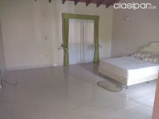 EN BARRIO SAN VICENTE, CASA EN TRES NIVELES, A UNA CUADRA Y MEDIA DE FELIX BOGADO!!! — foto 3