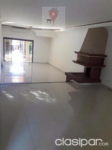 En alquiler elegante y hermosa casa en barrio residencial Los Laureles. — foto 2