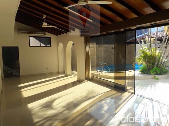 En alquiler elegante y hermosa casa en barrio residencial Los Laureles. — foto 3
