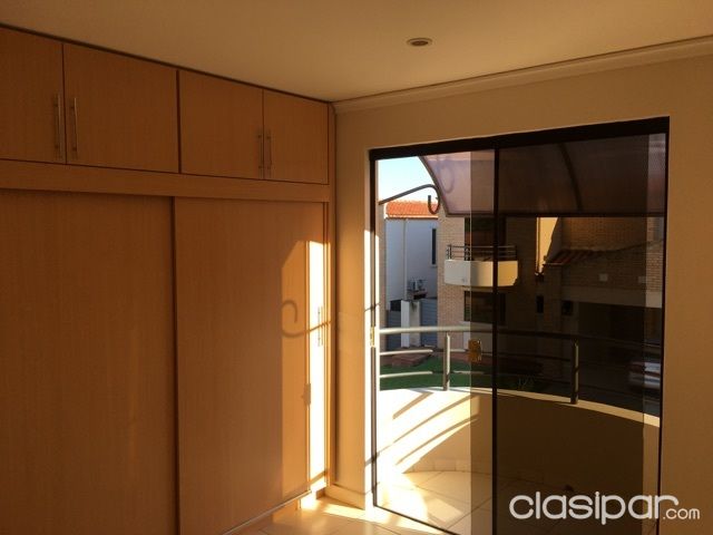 Vendo en Boulevard Luque Hermosa casa de 3 dorm — foto 2
