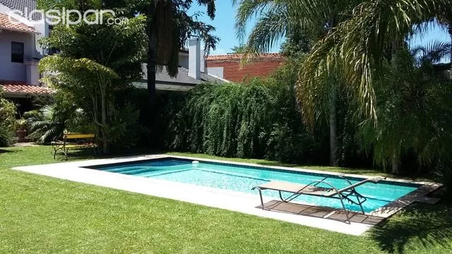 Casa en condominio cerrado con piscina propia 5 dormitorios en barrio Mburucuya — foto 3
