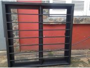 Ventana corrediza metálica con reja incluido.. SUPER OFERTAA