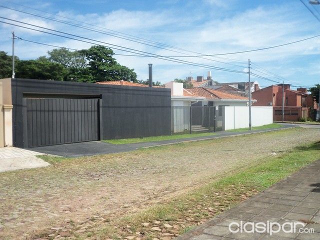 VENDO ELEGANTE RESIDENCIA ZONA BARRIO LOS LAURELES TODA EN UNA PLANTA — foto 3