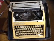 En su maletín vendo maquina de escribir Olympia
