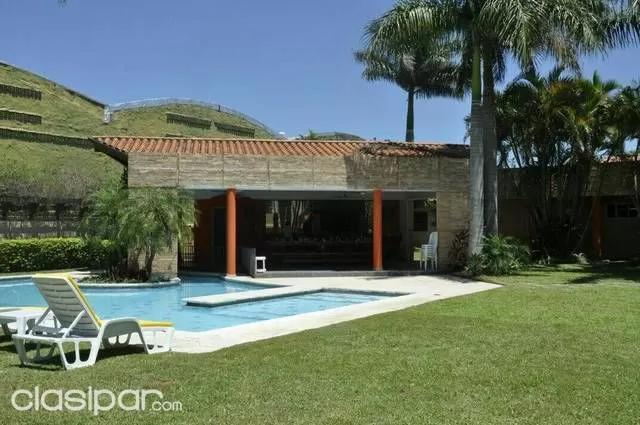 Vendo Una Hermosa Casa Con Piletas Con 2100 M2 De Superficie En Mariano Roque Alonso — foto 3