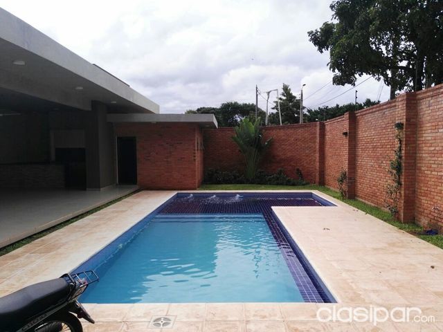Duplex de estenar a pasos de la CONMEBOL en hermoso barrio cerrado — foto 3