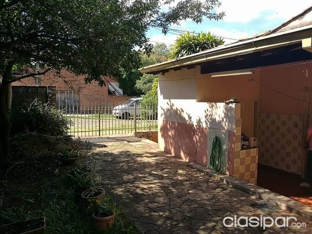 PROPIEDAD EN ESQUINA SOBRE AFALTADO EN LA MEJOR ZONA DEL BARRIO JARA A SOLO 3 CDRAS DE LA AVDA BRASILIA — foto 3