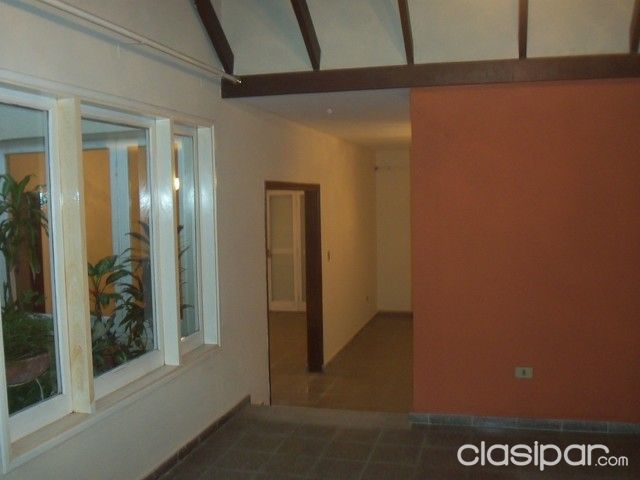ALQUILO EN BARRIO LAS CARMELITAS DETRÁS DEL BANCO CENTRAL AMPLIA RESIDENCIA DE 3 DORMITORIOS EN SUITE — foto 2
