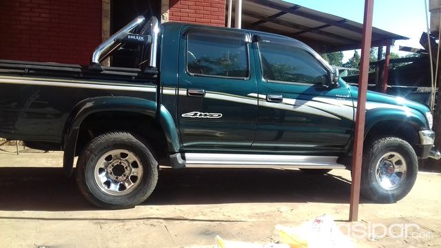 Toyota hilux modelo 2000 4x4 de la casa #856747  en Paraguay