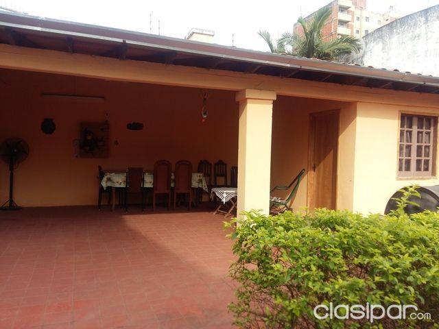 VENDO CASA A METROS DE LA AVDA. MARISCAL LOPEZ. ZONA UNA — foto 2