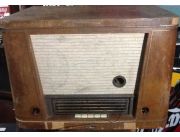 Radio antigua y maquina de escribir antigua vendo especial para decoracion