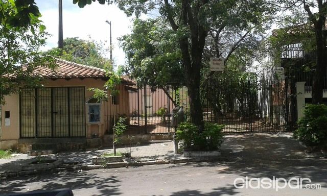 OFERTO CASA A REFACCIONAR EN LAMBARÉ EXCELENTE UBICACIÓN A 1 CUADRA DE LA UCA!!! — foto 2