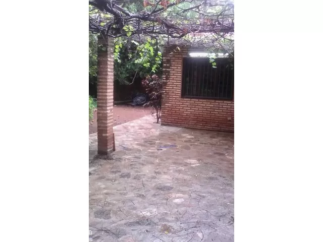 Casa en Lambaré. alquilo. con hermoso patio y rejas altas — foto 2