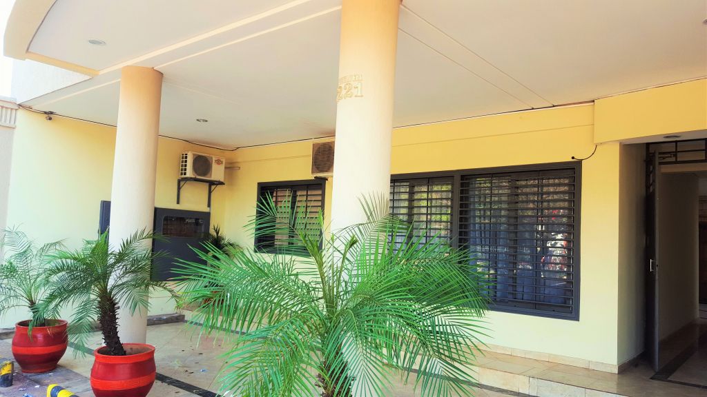 DUEÑO ALQ. DPTO. SAN LORENZO. KM.14.5, 2DORMITORIOS, SALA, COCINA, BALCON. PATIO. COCHERA Gs.1.500.000. incluye agua. — foto 3
