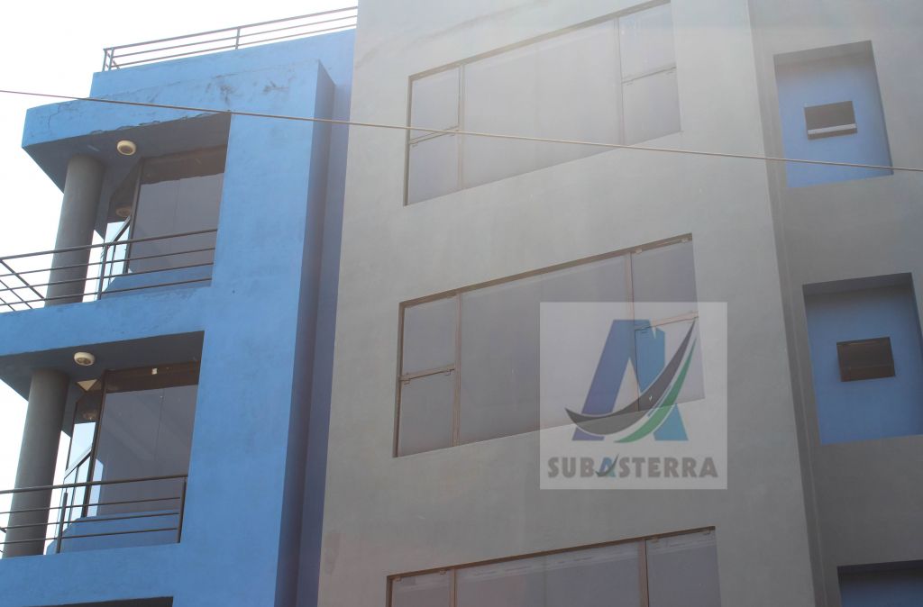 EDIFICIO CON 2 TINGLADOS Y VIVIENDA A ESTRENAR EN C.D.E. — foto 2