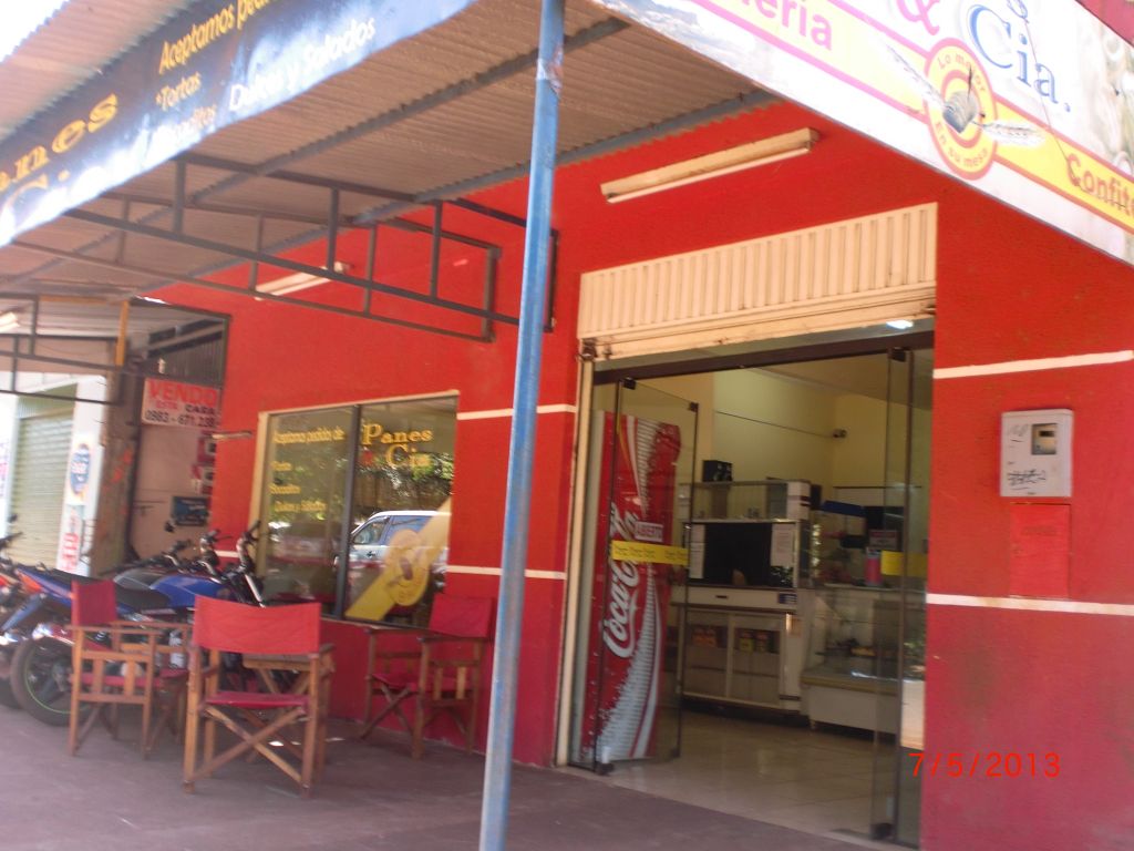 VENDO CASA CON 2 SALON COMERCIAL EN EXCELENTE UBICACION EN KM. 5½ LA BLANCA A 2 CUADRA DE LA RUTA INT. SOBRE LA AV. — foto 2