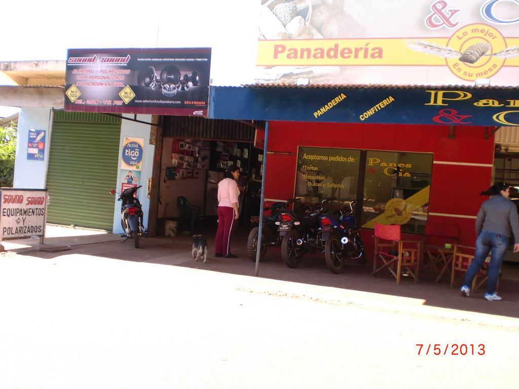 VENDO CASA CON 2 SALON COMERCIAL EN EXCELENTE UBICACION EN KM. 5½ LA BLANCA A 2 CUADRA DE LA RUTA INT. SOBRE LA AV. — foto 3