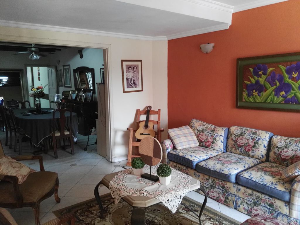 CASA EN SAJONIA A 2 CUADRAS DEL PALACIO — foto 3