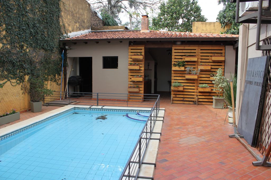 VENDO AMPLIA RESIDENCIA DE TRES NIVELES EN BARRIO LAS MERCEDES — foto 2