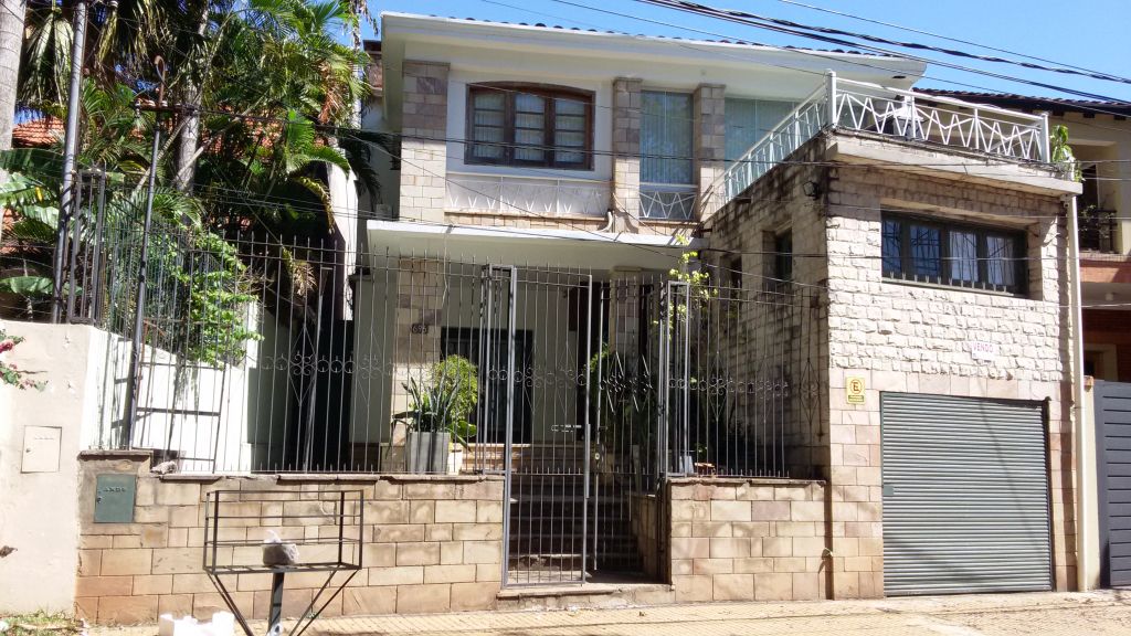 VENTA DE RESIDENCIA EN EL BARRIO LAS MERCEDES DE ASUNCION — foto 3