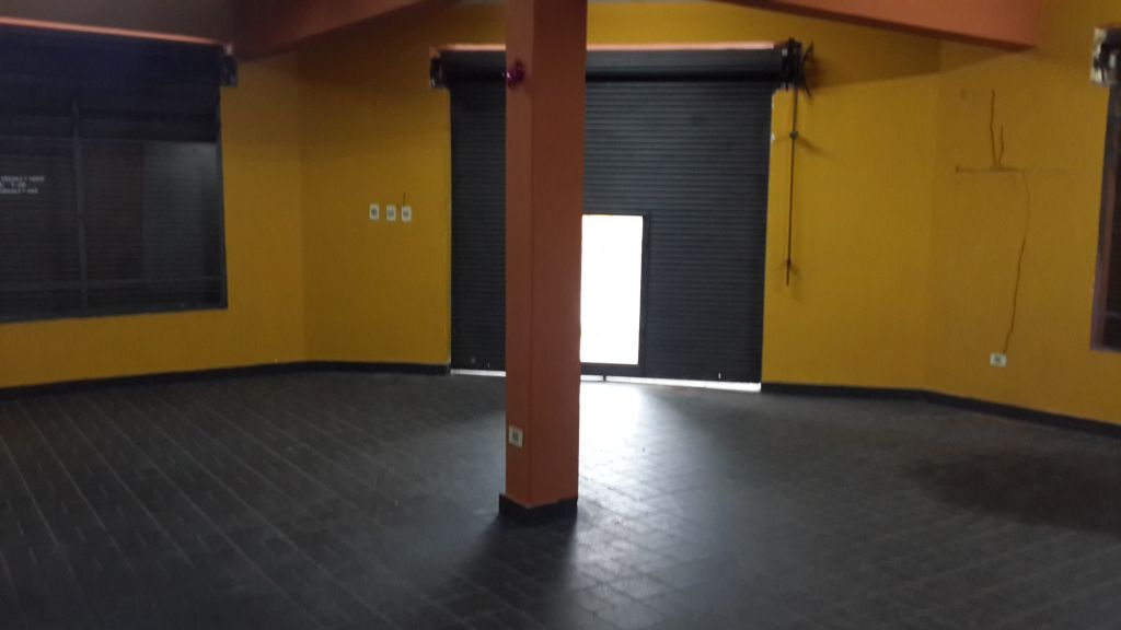 Dueña Alquila amplio salón — foto 2