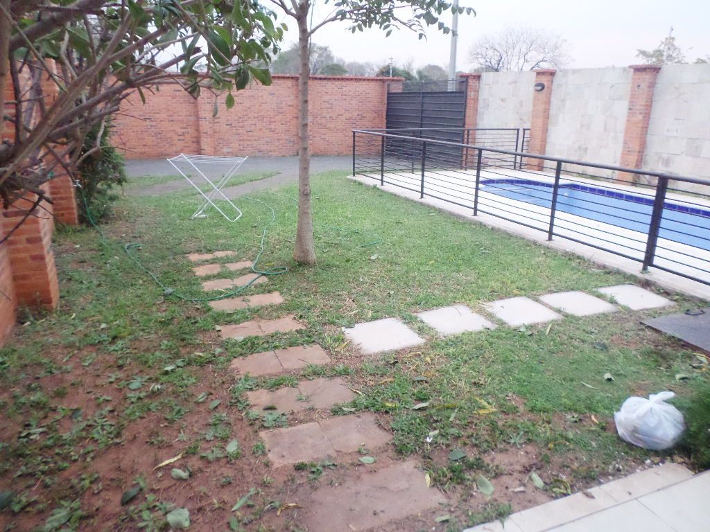 Vendo casa amplia en esquina con pileta, zona conmebol — foto 3