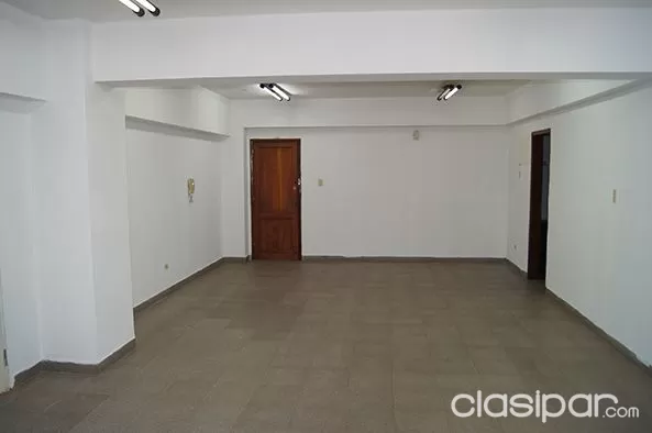 ALQUILER DE OFICINA EN EL MICROCENTRO DE CIUDAD DEL ESTE — foto 3
