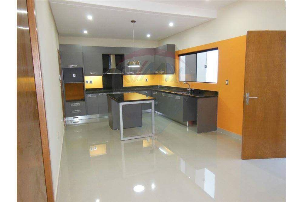 VENDO LUJOSA RESIDENCIA BARRIO MBURUCUYA — foto 3