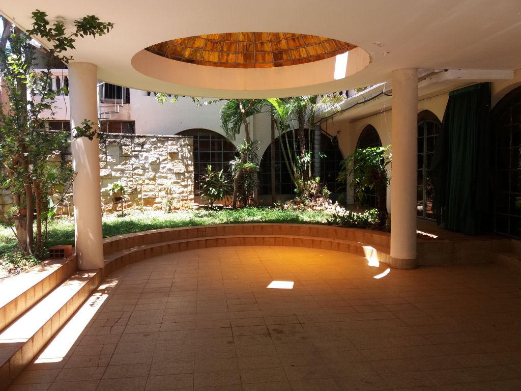 HERMOSA RESIDENCIA EN BARRIO RESIDENCIAL (distrito Recoleta) (barrio Ñande Roga) — foto 2