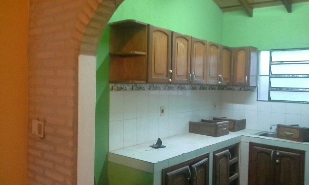 Alquilo casa detrás del supermercado el Pueblo Lambare — foto 2