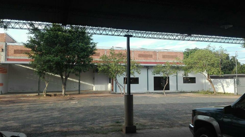 VENDO O ALQUILO GRAN PROPIEDAD SOBRE MADAME LYNCH! DE CALLE A CALLE! A PASOS DE MARISCAL LOPEZ! — foto 3
