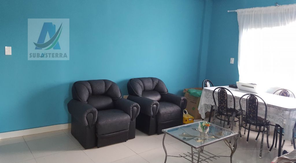 Propiedad de 100 m2 aproximadamente con 2 salones y garaje en la planta baja y amplio departamento en la planta alta — foto 2