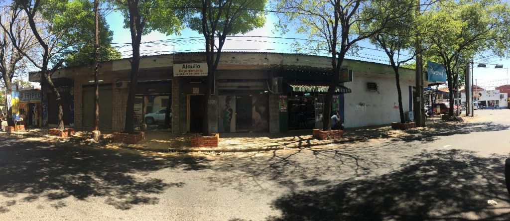 Vendo propiedad con salones comerciales y dpto. interno — foto 2
