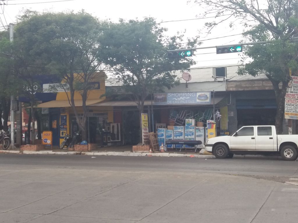 Vendo propiedad con salones comerciales y dpto. interno — foto 3