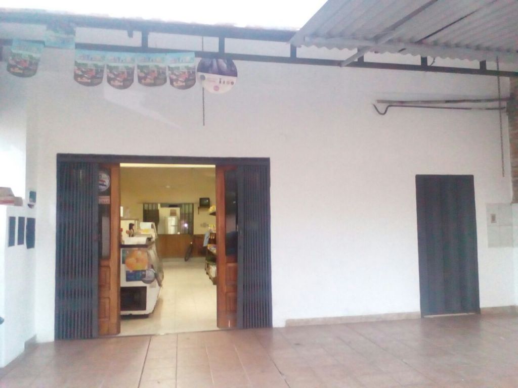 Zona Pinedo - Salón Comercial con departamentos — foto 2