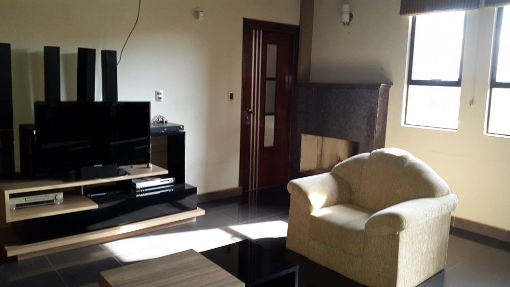 EN EXCLUSIVO BARRIO ÁREA 1!!! FINA RESIDENCIA — foto 3