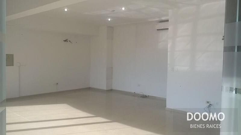 SE ALQUILA!!! ELEGANTE OFICINA DE 180 M2.!!! UBICACION ESTRATEGICA A PASOS DE MARISCAL LOPEZ Y MADAME LYNCH.!! — foto 3