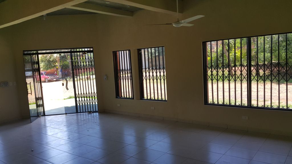 HERMOSO SALÓN IDEAL PARA COMERCIO, PELUQUERÍA U OFICINA. — foto 2
